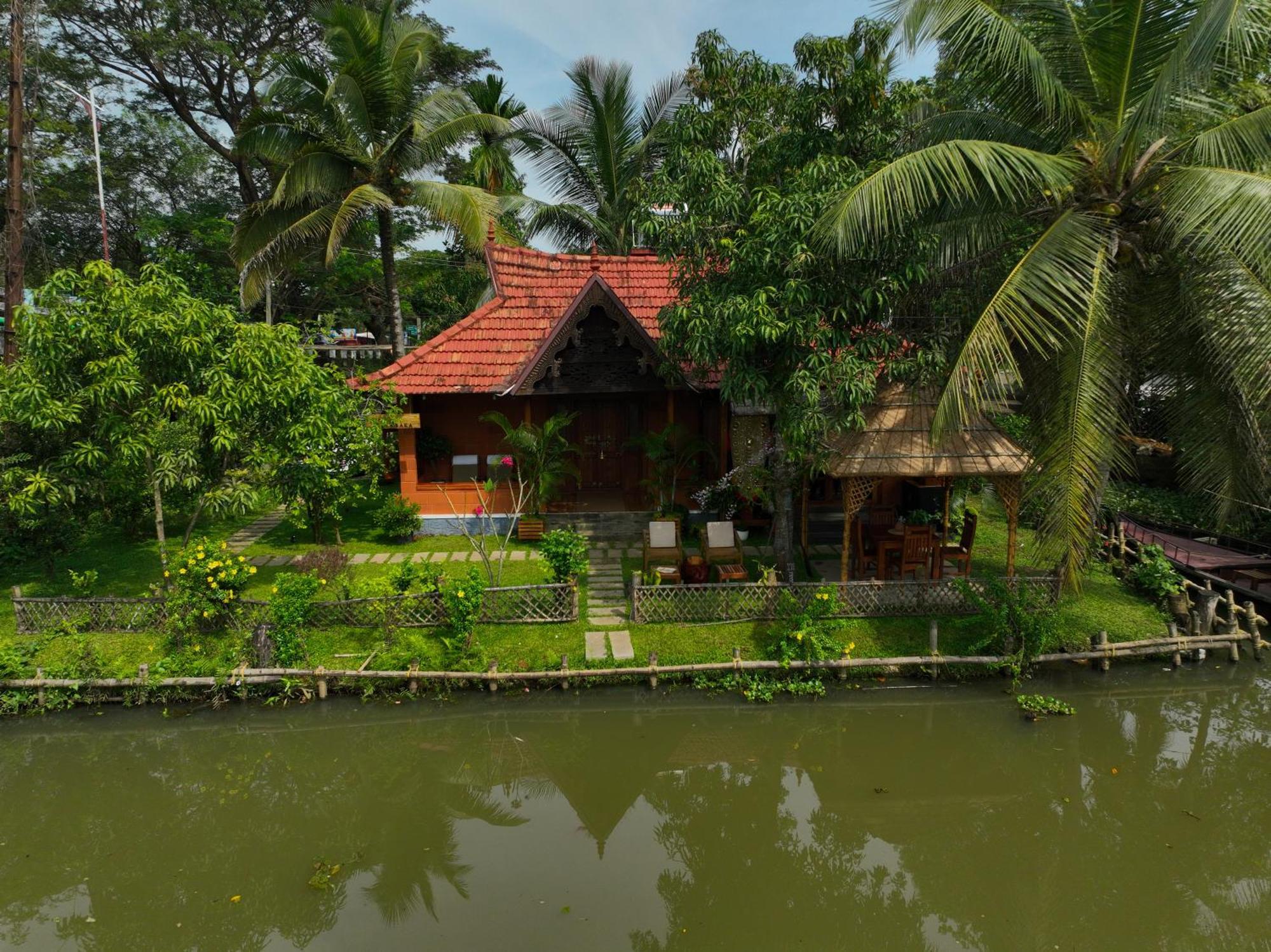 Little Chembaka Guest House Kumarakom Bagian luar foto