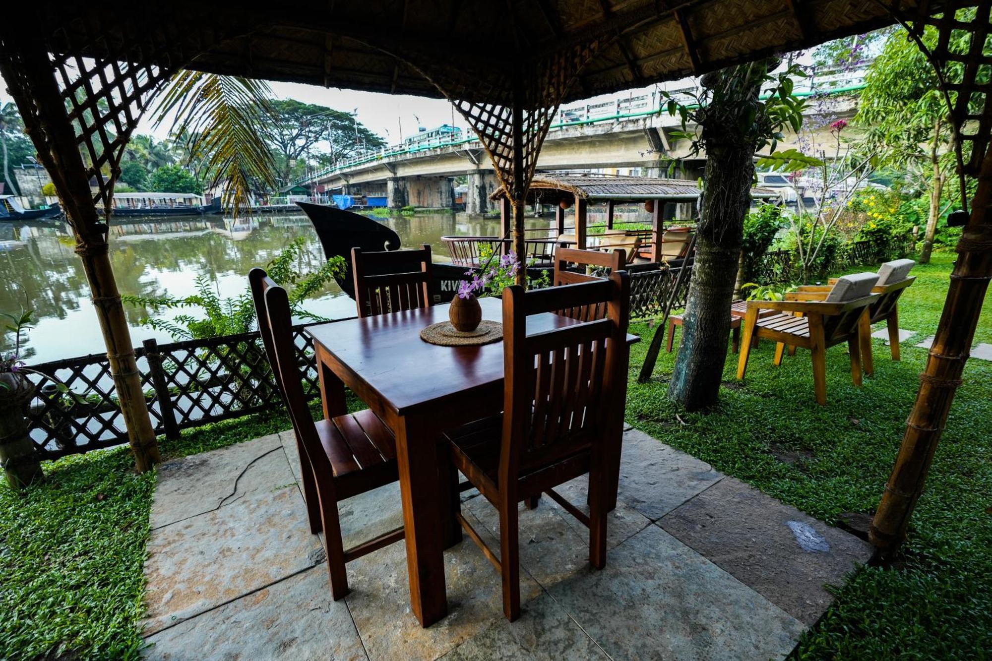 Little Chembaka Guest House Kumarakom Bagian luar foto