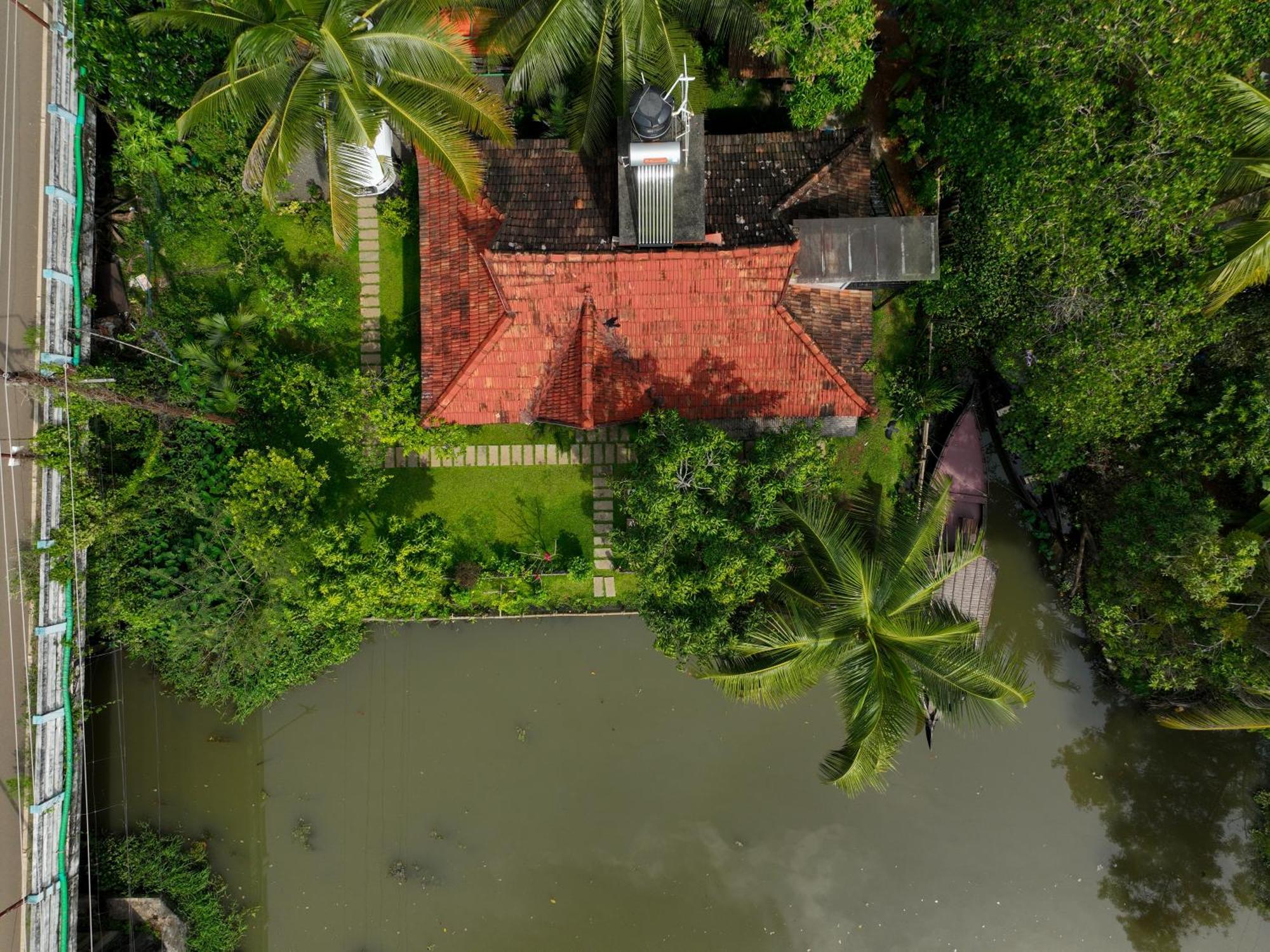 Little Chembaka Guest House Kumarakom Bagian luar foto