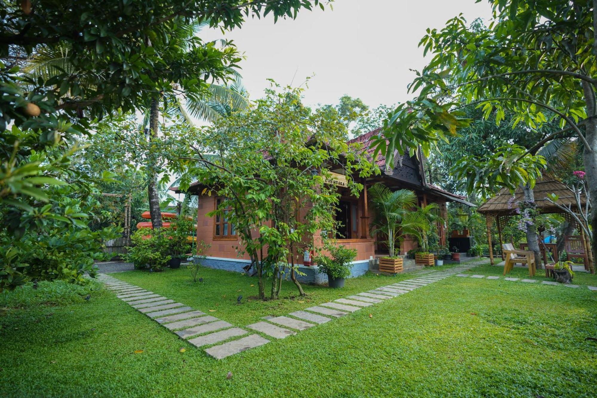 Little Chembaka Guest House Kumarakom Bagian luar foto